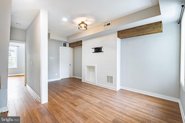 Building Photo - 168 Green Ln