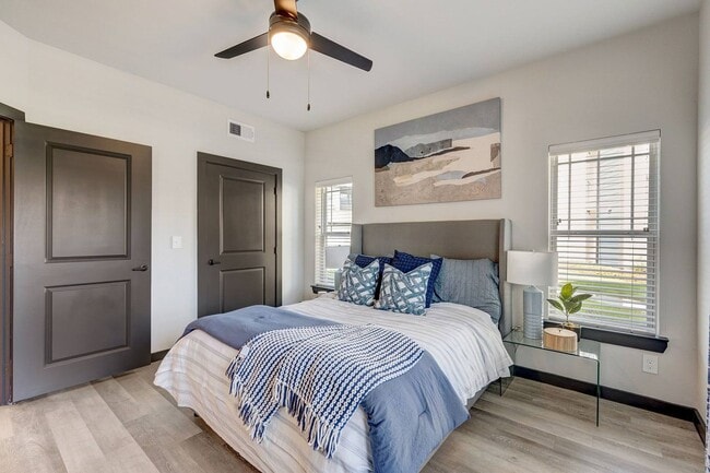 Foto del edificio - Bright, Spacious, and Move-In Ready