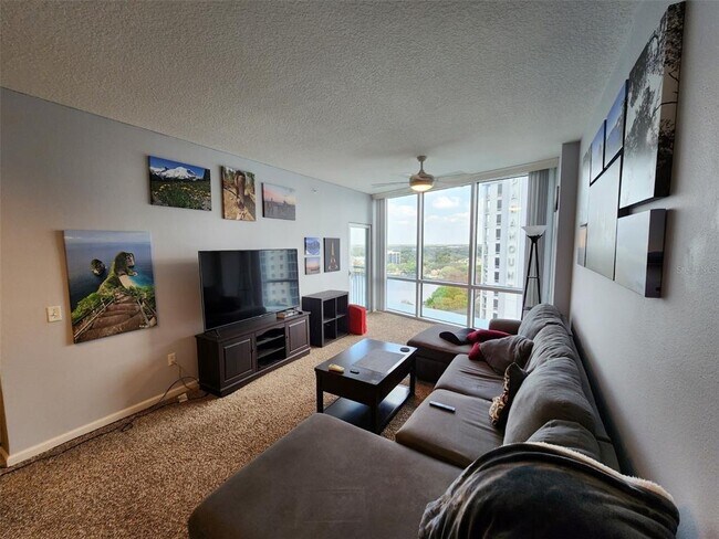 Foto del edificio - 322 E Central Blvd