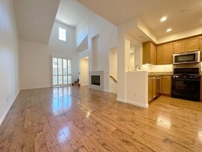 Building Photo - 14 Vinca Ct