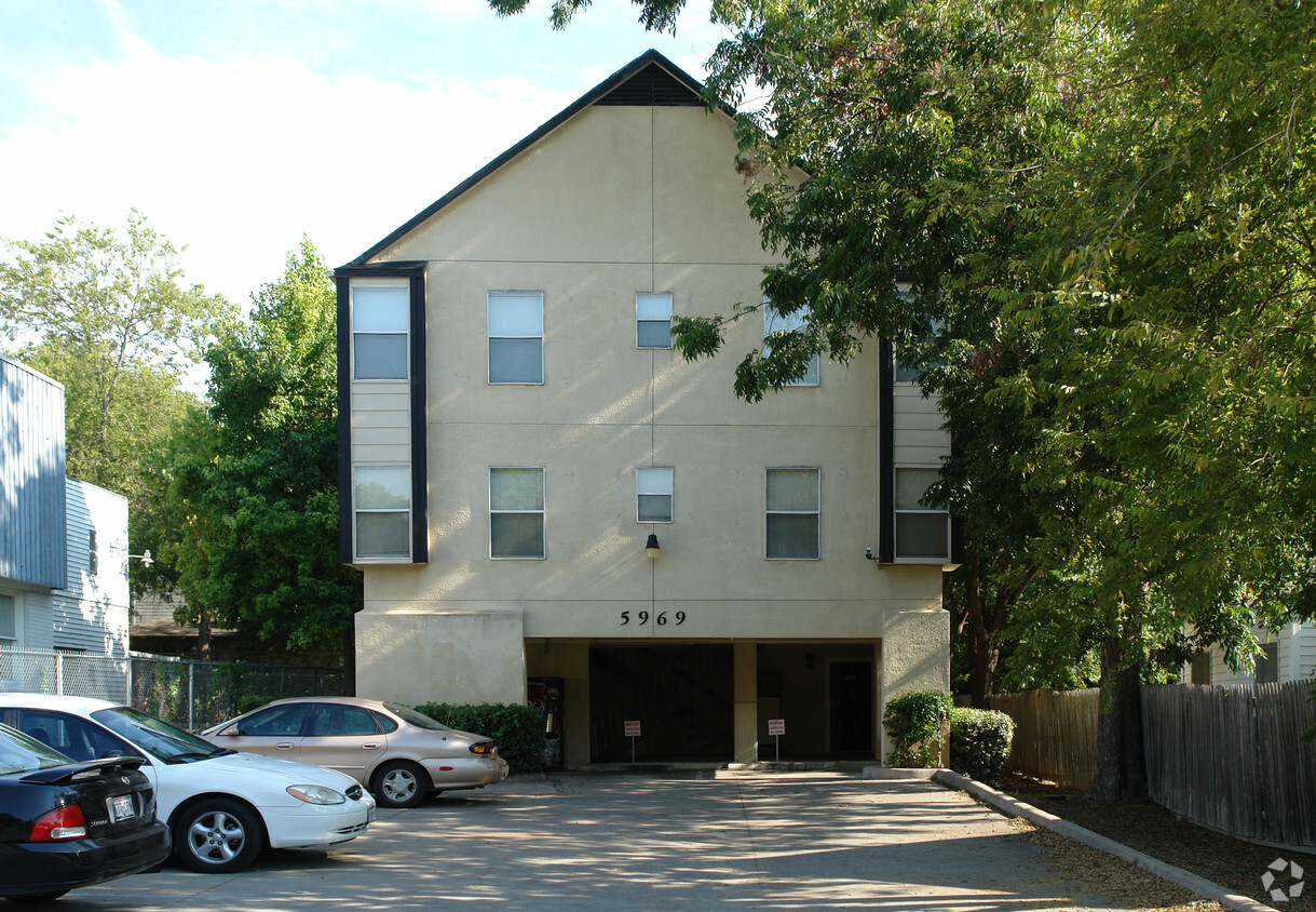 Building Photo - Lewis Apartment