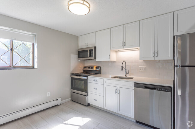 1BR, 1BA - 742SF - Kitchen - Melrose Terrace