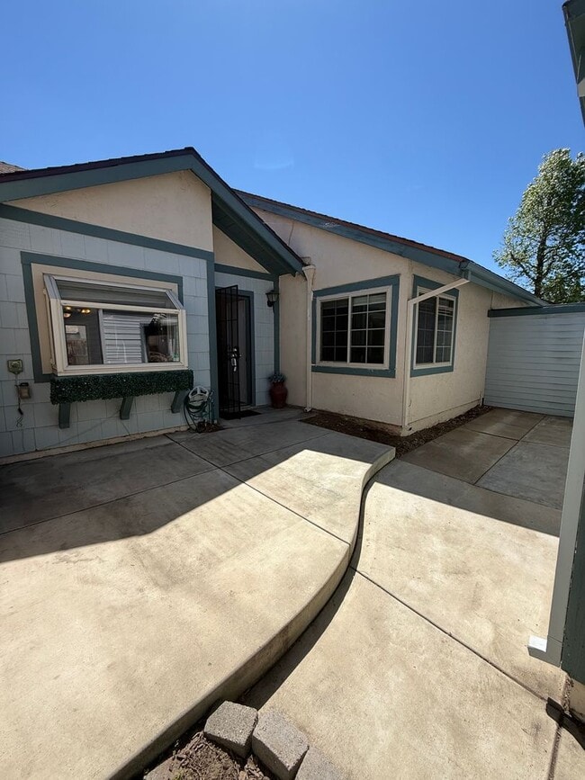 Building Photo - Charming Single-Level Townhome in Cape Concord