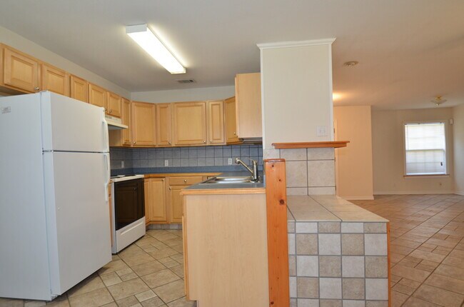 Foto del edificio - GREAT LOCATION.  RECENTLY RENOVATED.  CEDA...