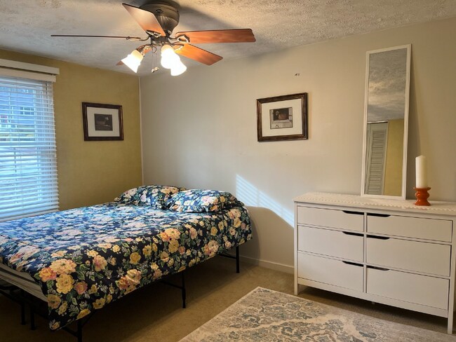 Foto del edificio - 210 Pinehurst Ln