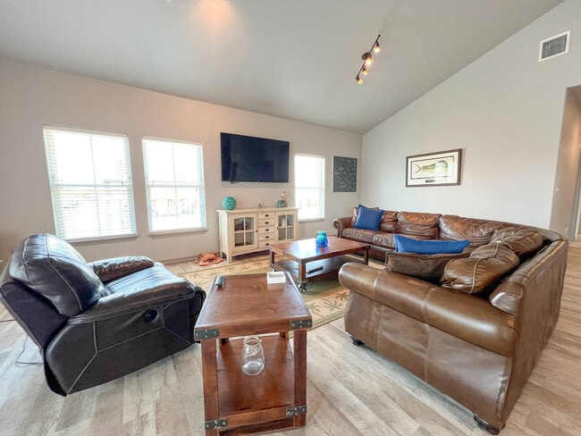 Building Photo - 4037 Summit Dr