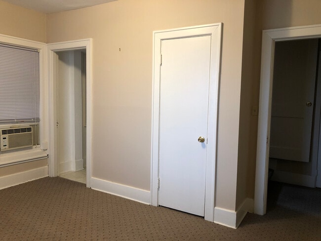 2nd floor room - 912 Cherokee Rd