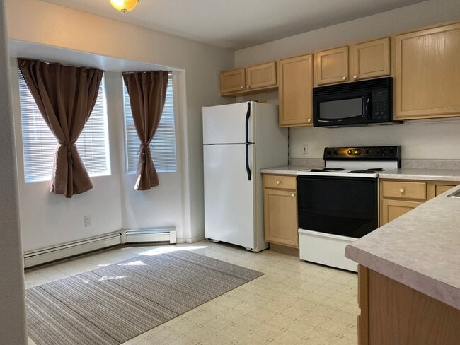 Building Photo - 2 Bed 2 Bath Townhome