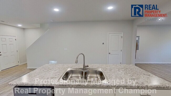Foto del edificio - Newly Constructed 3 BD 2.5 BA w/Open Floor Plan