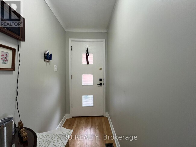 Building Photo - 829 Iroquois Rd