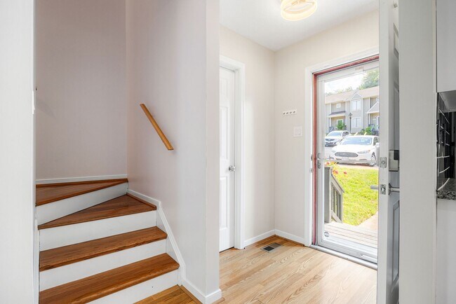 Foto del edificio - Charming 2 Bedroom/1 Bath Townhome in Henr...