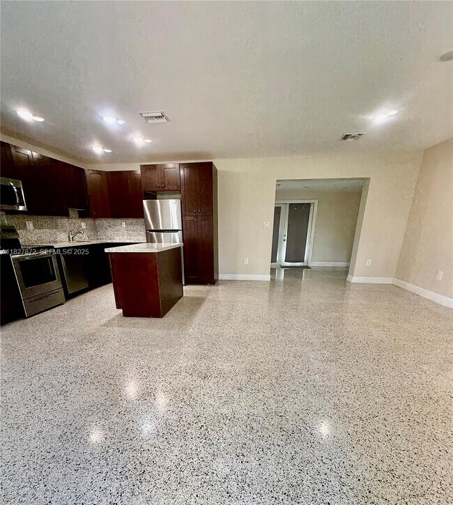 Foto del edificio - 9740 Sterling Dr