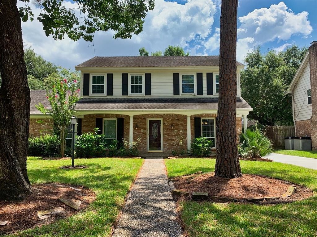 Foto principal - 10823 Chevy Chase Dr