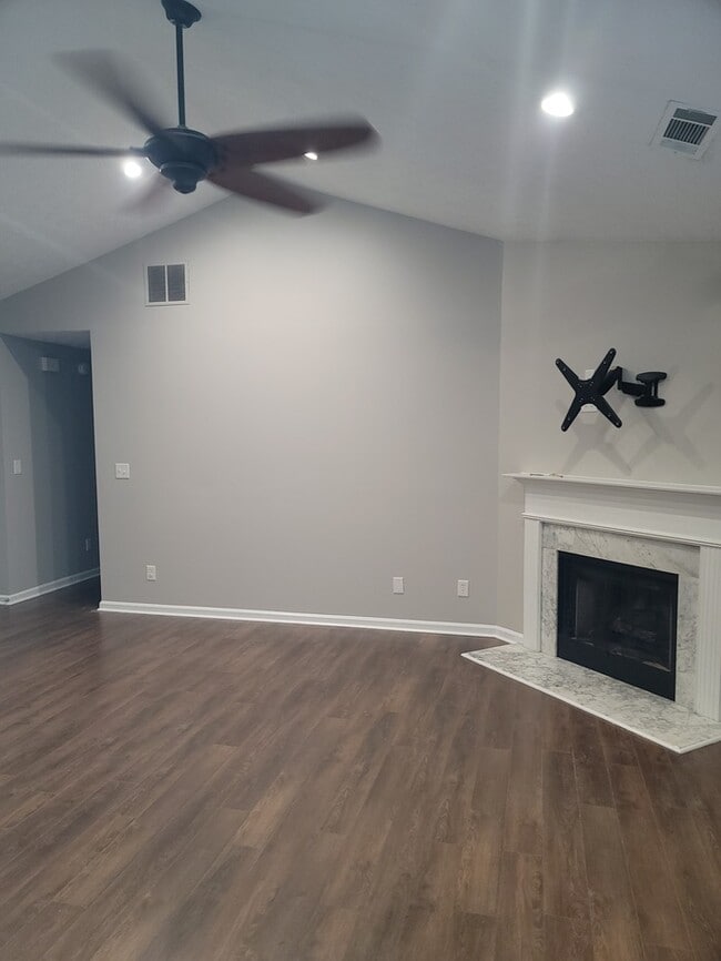 Building Photo - 621 Bellingham Dr
