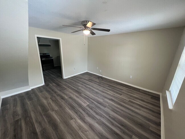 Building Photo - Single Family Home *LEASING SPECIAL AVAILABLE*