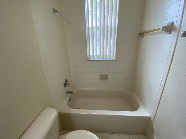 Building Photo - 1568 SE 26th St