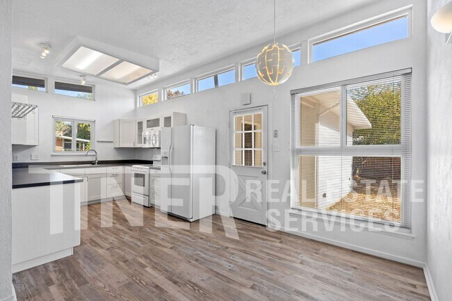 Foto del edificio - Mid Century Modern 3 Bedroom Home