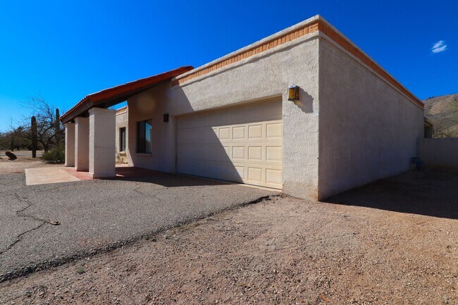 Building Photo - 3 Bedroom, 2.5 Bath