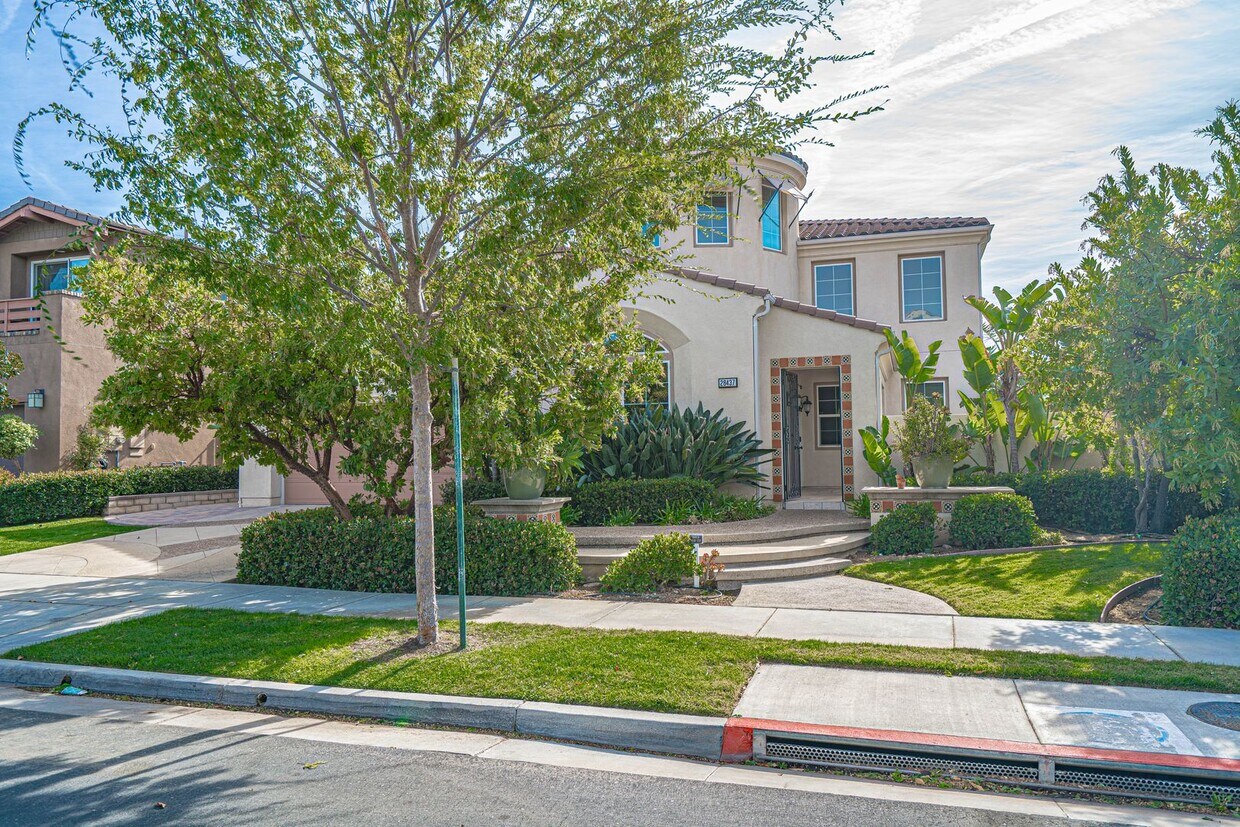 Primary Photo - 5 Bedroom Home for Rent in Valencia!