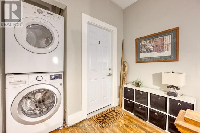 Building Photo - 157 Lochiel St