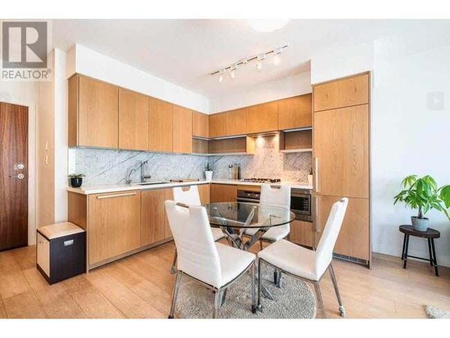 Photo du bâtiment - 6588-6588 Nelson Ave