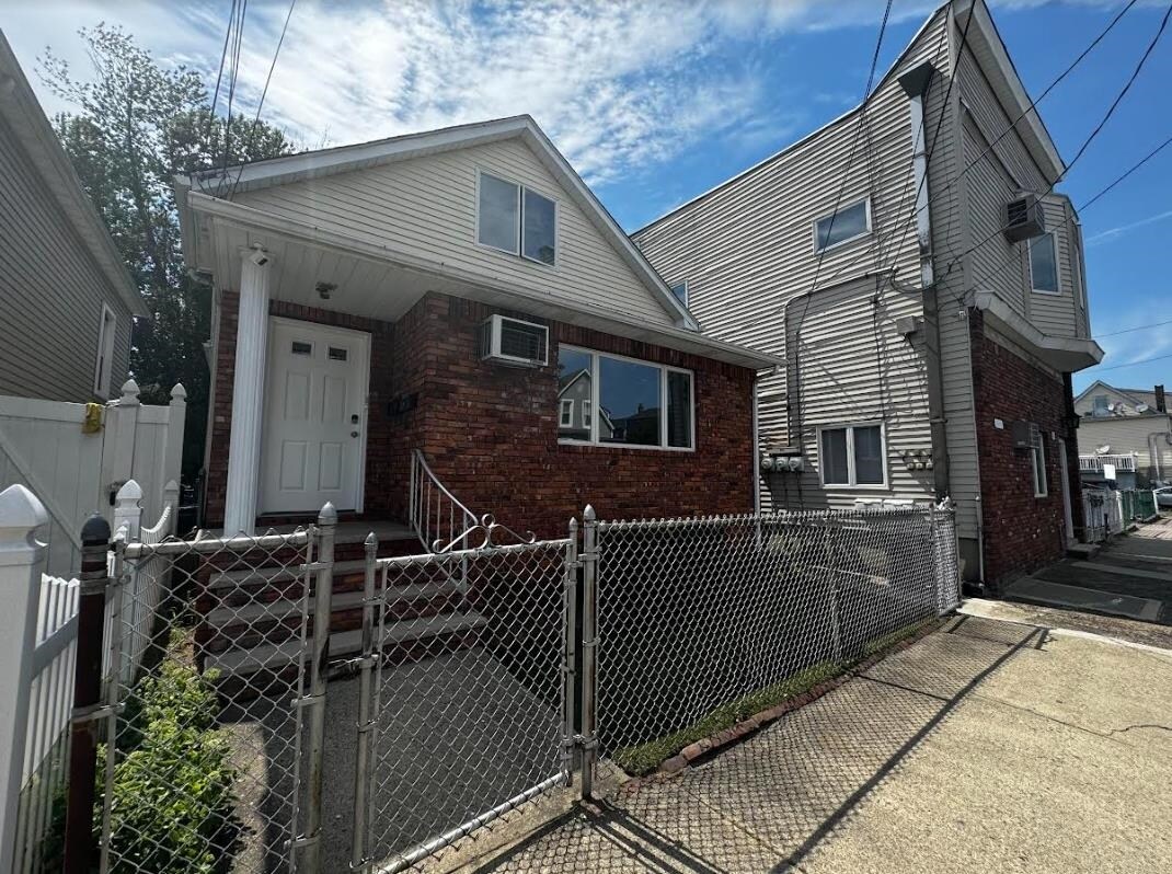 Primary Photo - 102 Wallington Ave