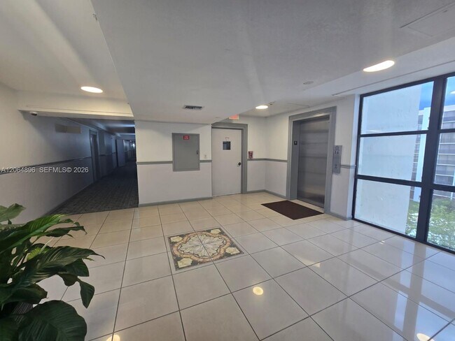 Foto del edificio - 16919 N Bay Rd