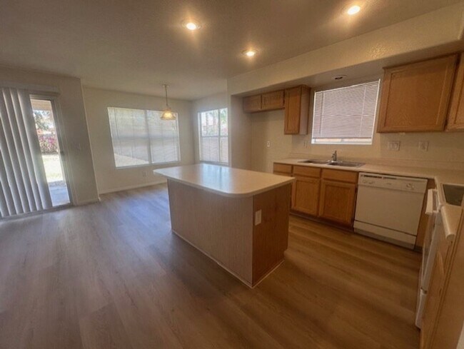 Foto del edificio - LAKEWOOD TWO STORY 4 BEDROOM HOME WITH NEW...