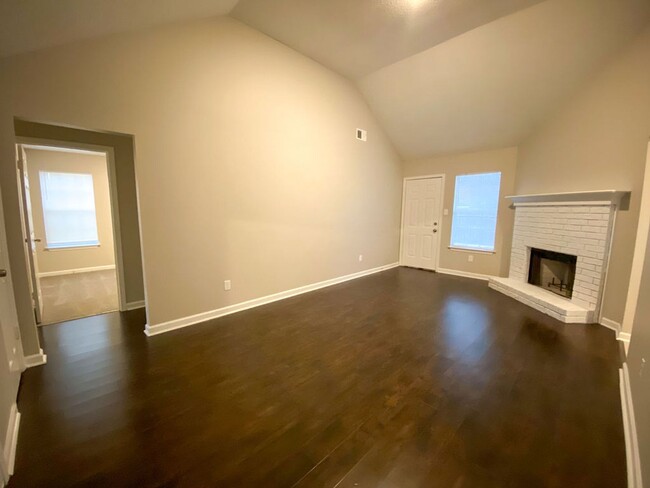 Building Photo - Recently renovated 3 bed and 2 bath home n...