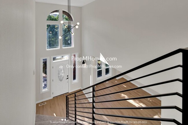 Building Photo - Spacious Light Filled Beautifully Remodele...