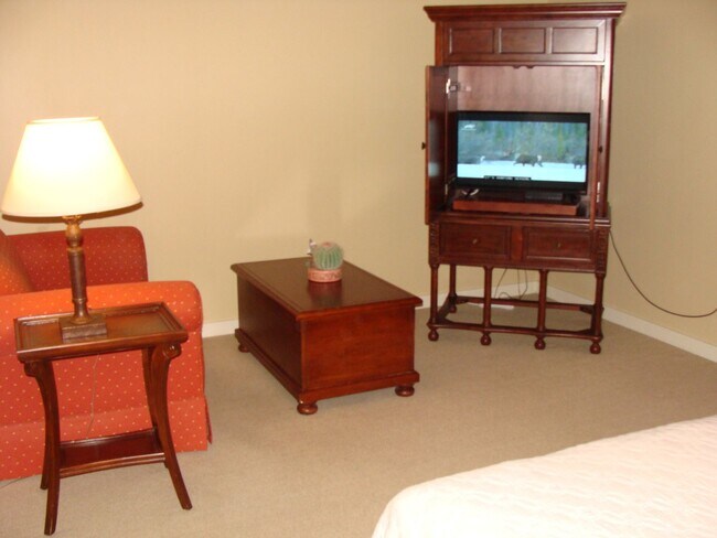 Building Photo - 1-bedroom furnished condo with fenced courtyard