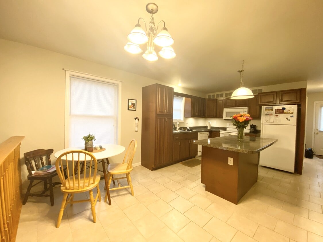 Building Photo - 958 Ash St