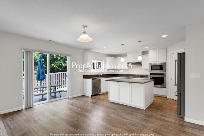 Foto del edificio - Luxury Four Bedroom Home in Milwaukie!