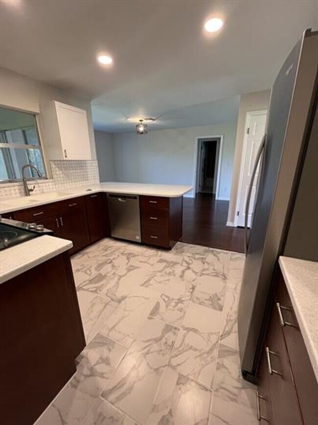 Foto del edificio - Eustis Lake Front Home with 2 Primary Bedr...