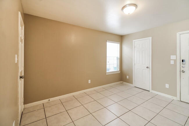 Building Photo - 4935 N Cancun Dr