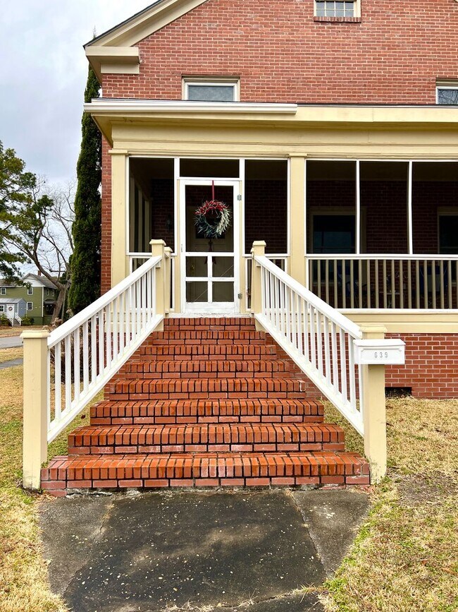 Foto del edificio - Stately Brick Home on Main Street