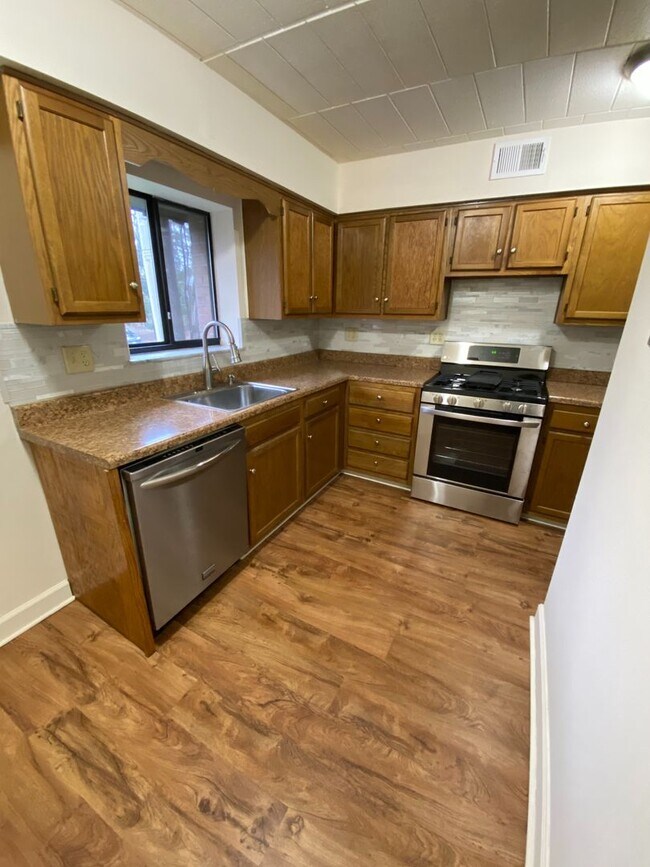 Building Photo - Moon Township - 2 Bedroom, 1.5 Bath, Fores...