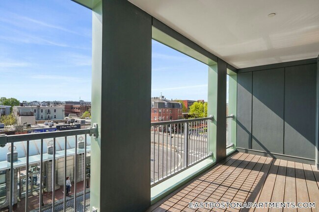 Building Photo - 194 Sumner St