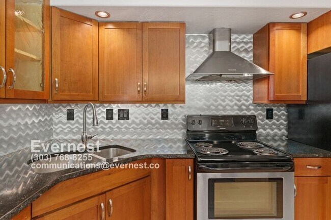 Foto del edificio - 2-Bedroom, 2-Bathroom Apartment in the Hea...