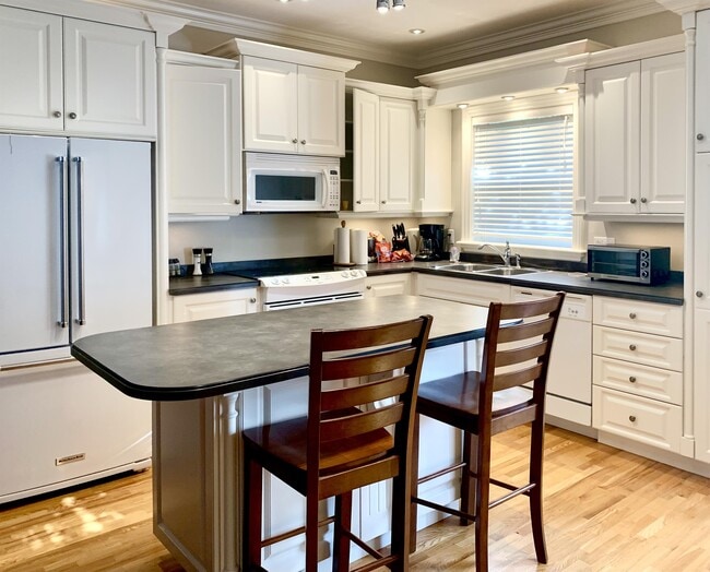 Building Photo - 17 St Joseph's Ln