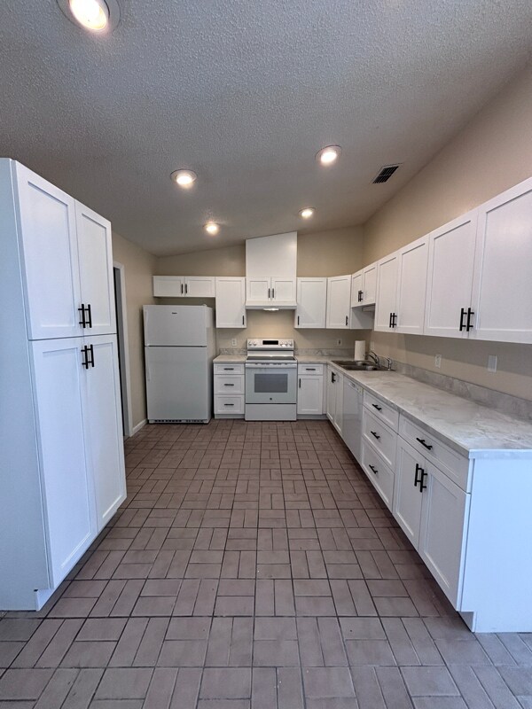 Building Photo - 3039 Queen Palm Dr