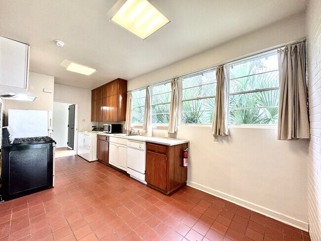 Foto del edificio - Vintage 2BR/2BA on Stanford Ave with Huge Fenced Yard & Lawn Care Included