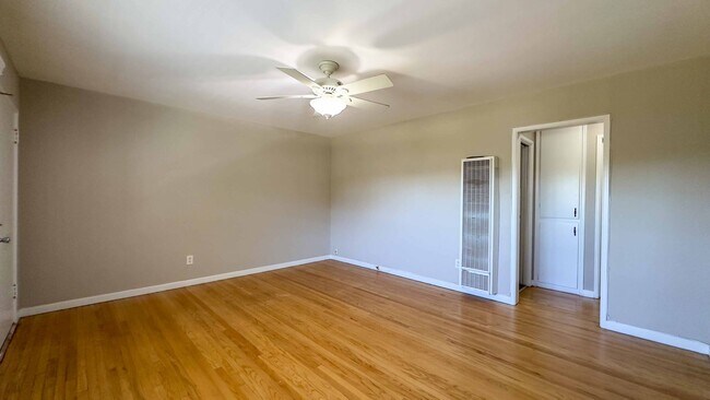 Foto del edificio - 8006-8012 Fairview Ave.