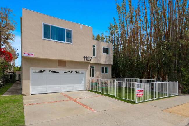 Building Photo - 1127 18th Street, North of Wilshire Blvd!