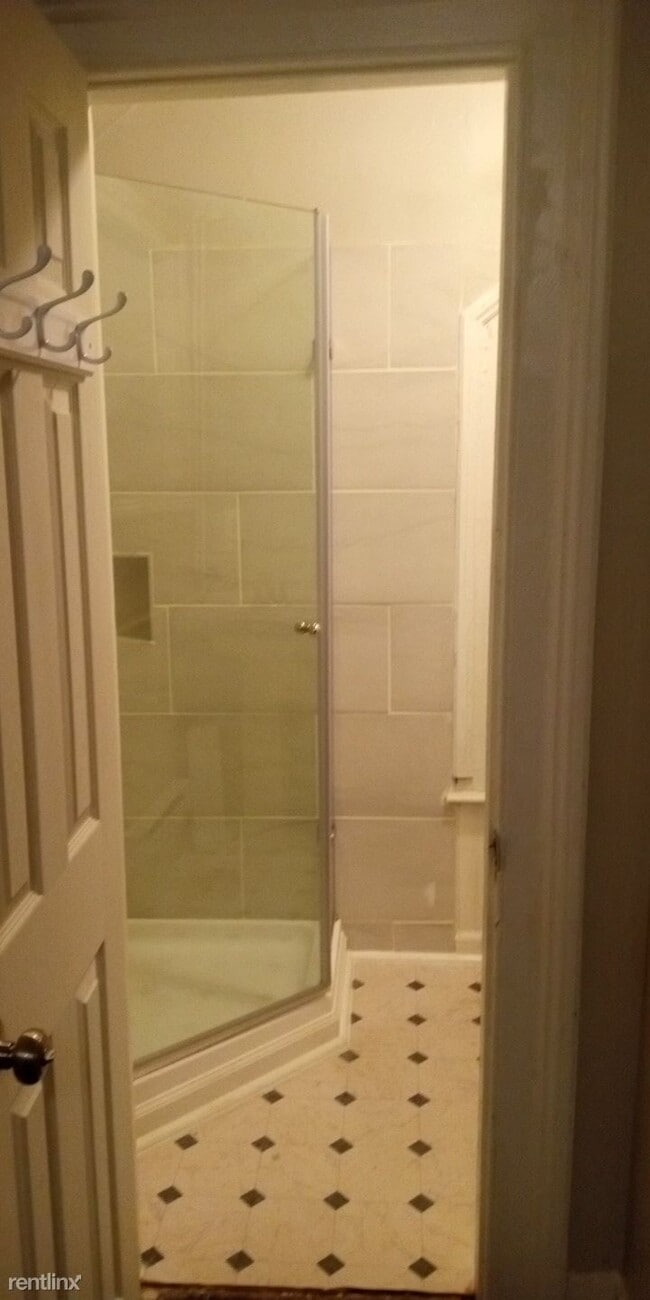 Building Photo - 3 br, 1 bath Triplex - 59 W Porter St 3 rd...