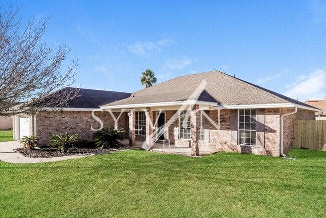 Building Photo - The living is easy in this 4 bedroom, 2 ba...