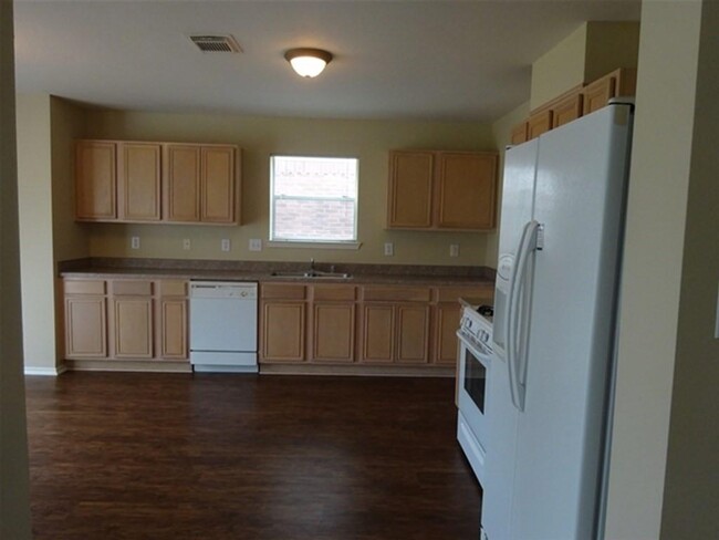Building Photo - 5914 W Harrow Dr