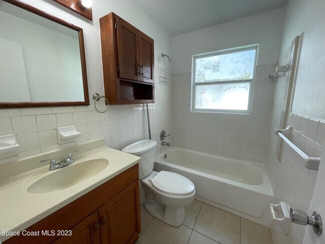 Building Photo - 211 Begonia St