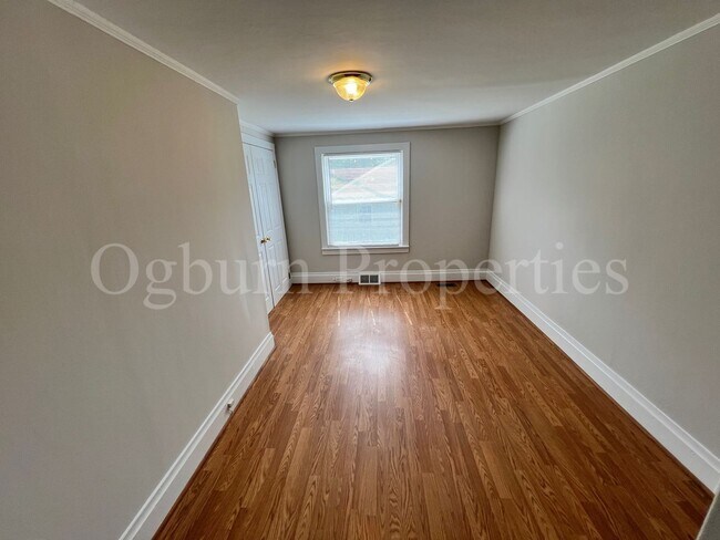 Building Photo - 960 Dustin St-2BR/1BA-Home!!