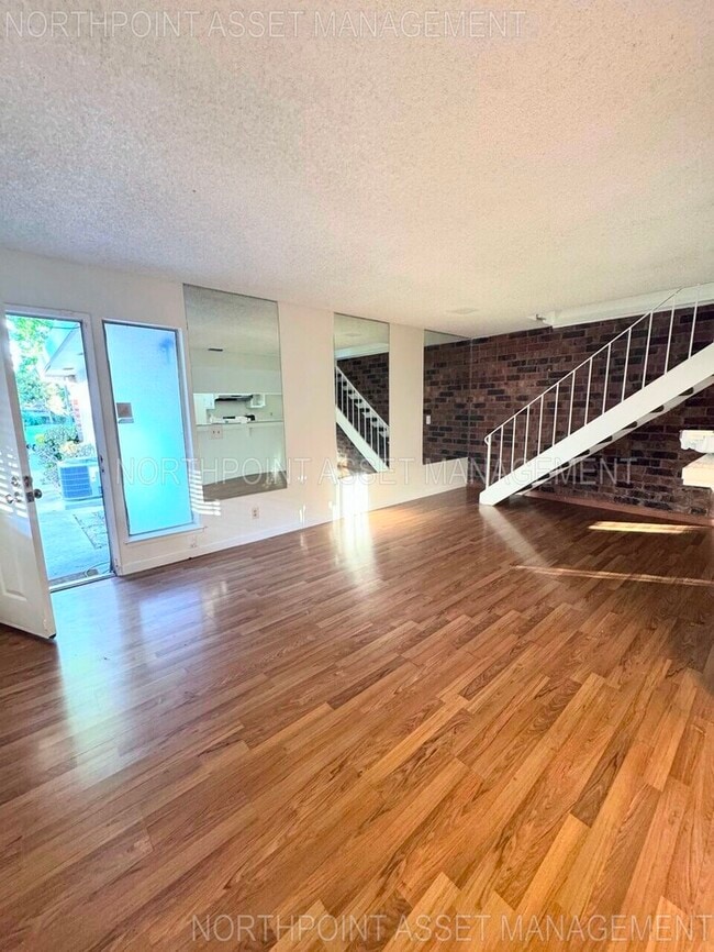 Foto del edificio - Charming & Modern 2-Story Condo